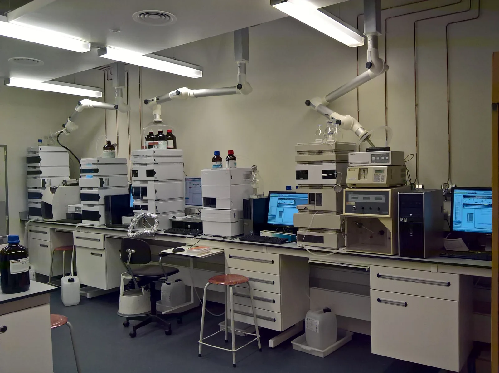 HPLC analytical instruments in the PuraVida Natural laboratory